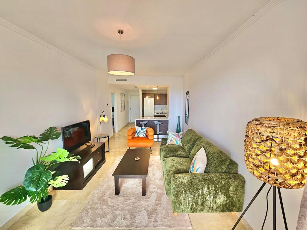 Small Oasis - Sea View - Pool Access - Close to Beach - Three Bedroom Apartment - Sleeps 8 - 3