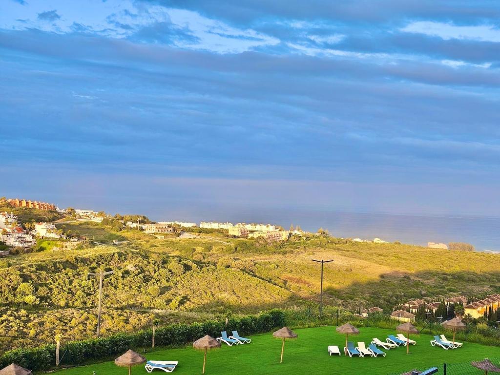 Small Oasis - Sea View - Pool Access - Close to Beach - Three Bedroom Apartment - Sleeps 8 - 2