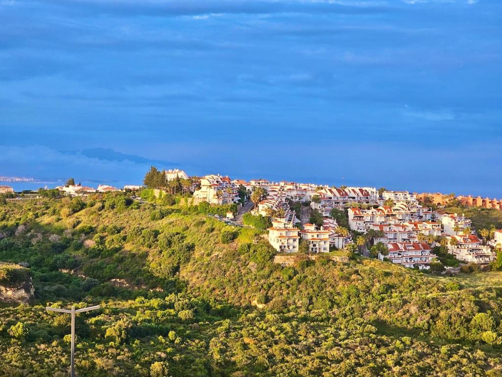 Small Oasis - Sea View - Pool Access - Close to Beach - Three Bedroom Apartment - Sleeps 8 - 5