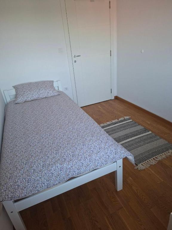Urban Casa 2 Bedroom Apartment with Balcony - 2