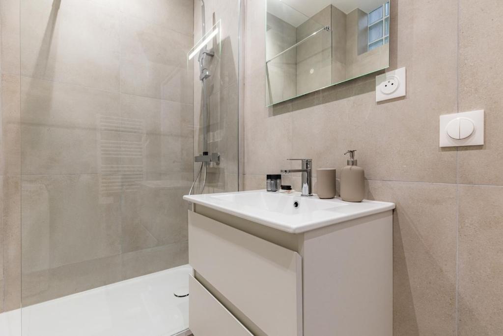Elegant 3-Bedroom Apartment in the Heart of Historic Paris - 4