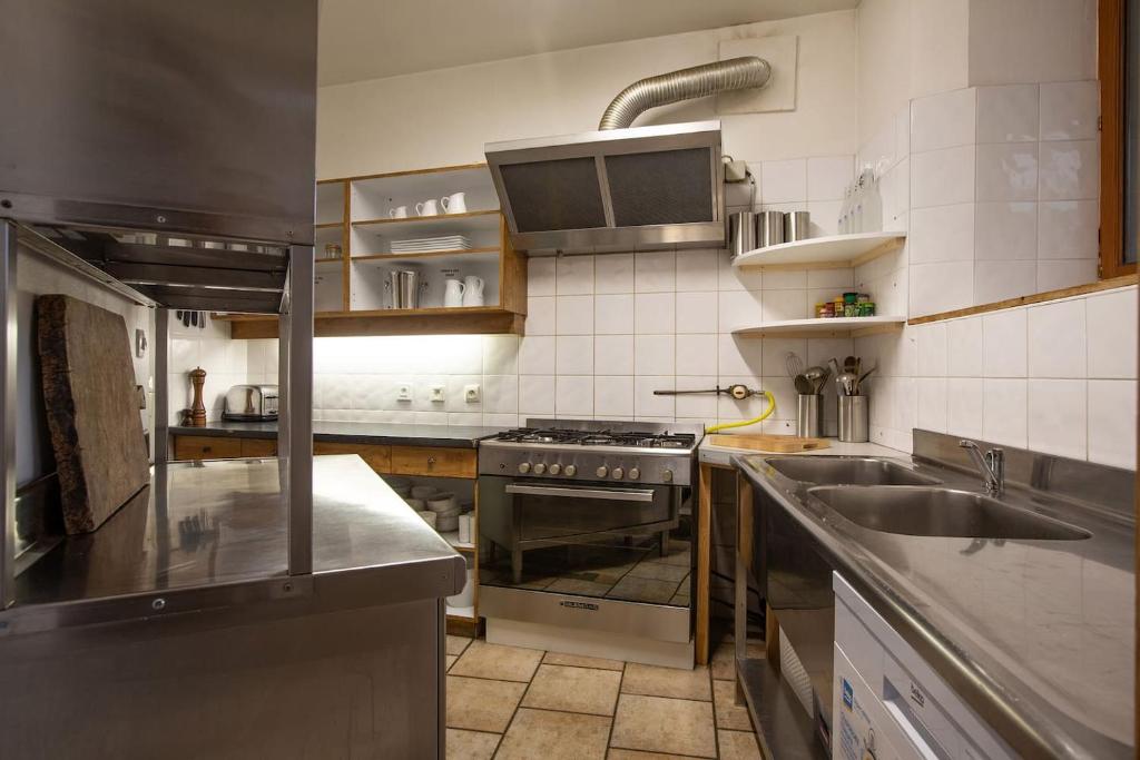 Huge amazing chalet with 13 bedrooms, private garden and en-suites - 5