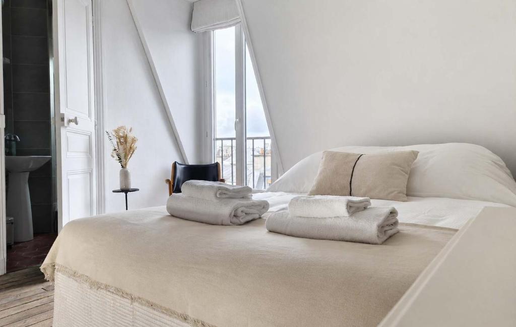 Studio Under the Rooftops - Sacre-Coeur View - 1