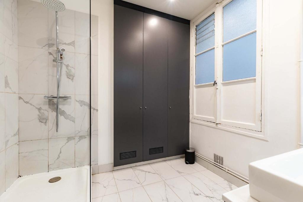 Elegant Apartment in the Heart of Historic Paris - 4