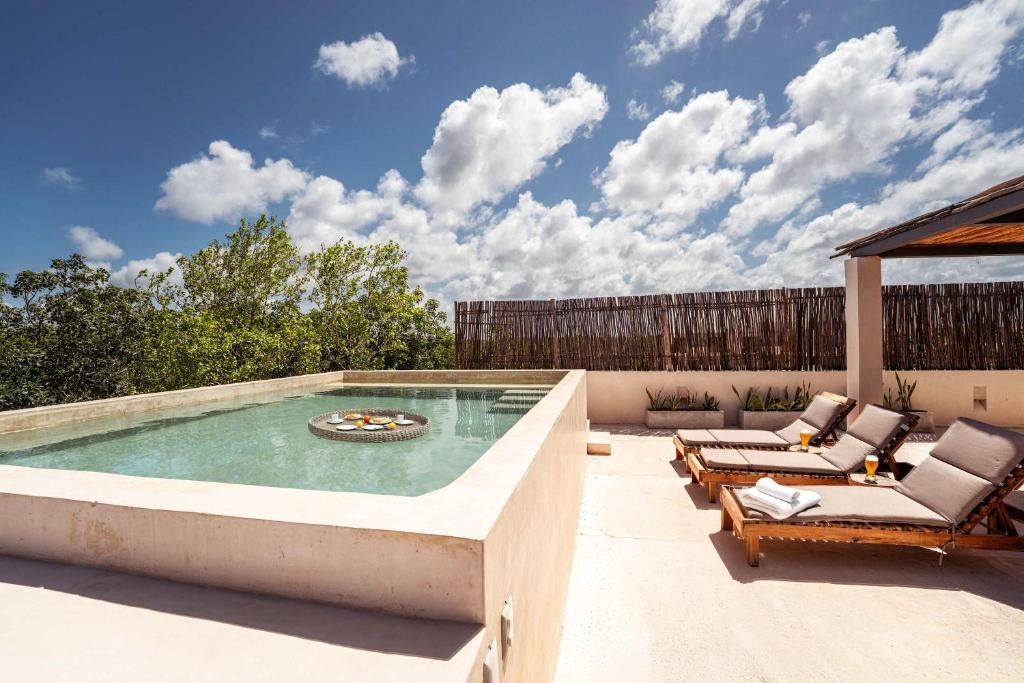 Elegant 3BR Penthouse Haven with Private Rooftop Pool & Jungle Views - 3