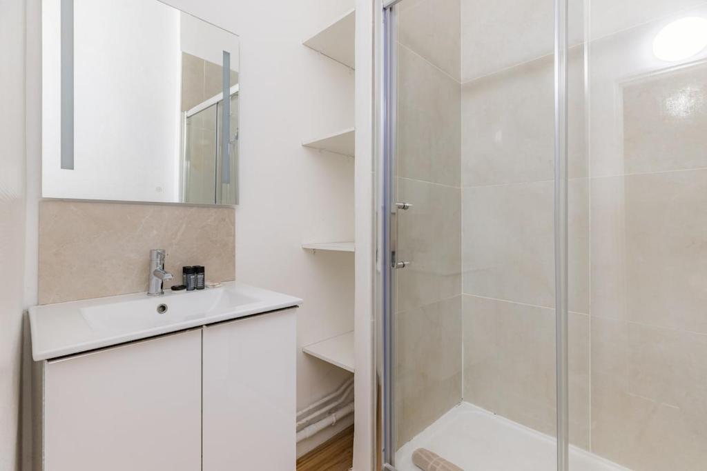 Chic & Centra 2 Bedrooms in the Heart of Le Marais - 4
