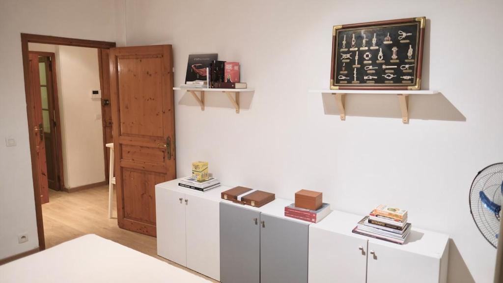 2 Bed Apartment with Parking - 1 Min from Monaco - 4