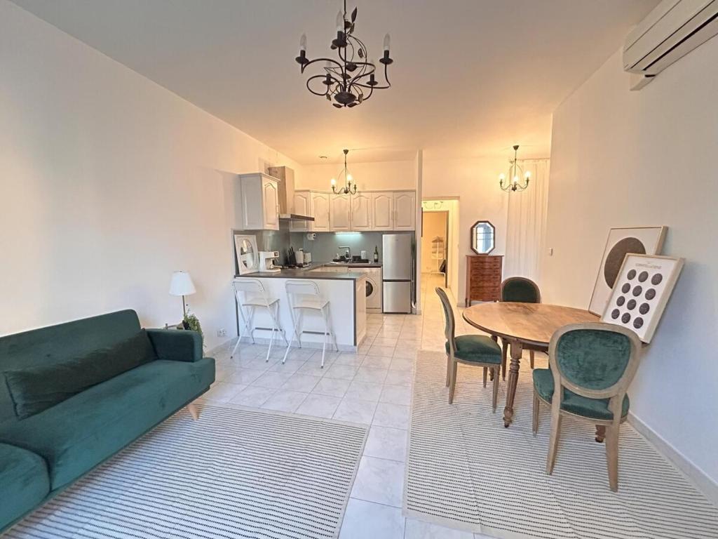 Omnia Charming 2 bed and AirCon in historic Frejus - 1