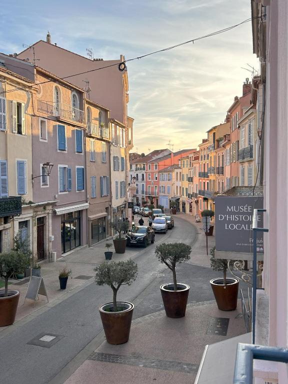 Omnia Charming 2 bed and AirCon in historic Frejus - 2