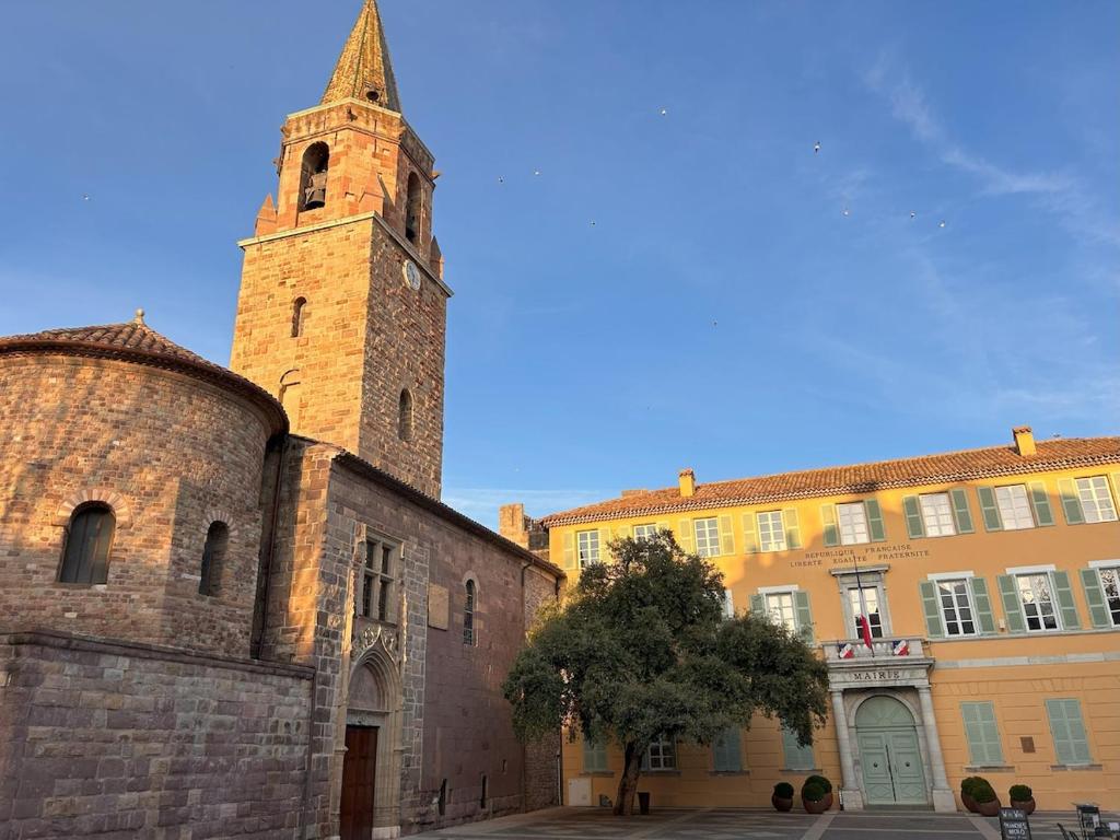 Omnia Charming 2 bed and AirCon in historic Frejus - 3
