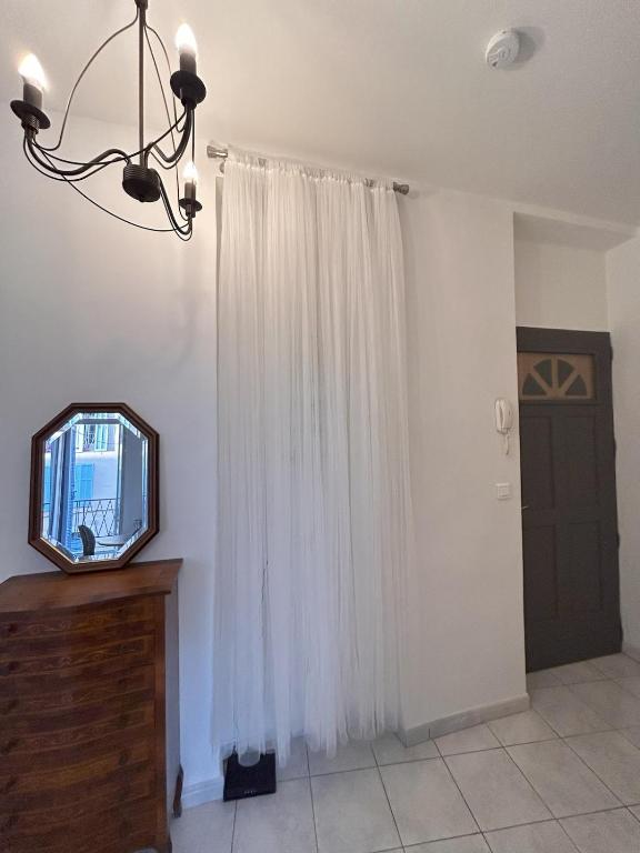 Omnia Charming 2 bed and AirCon in historic Frejus - 4
