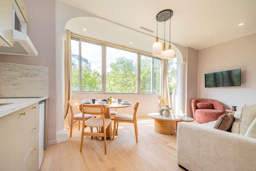 Stylish 1-Bedroom Apartment with Air Conditioning in Paris 17th - 2