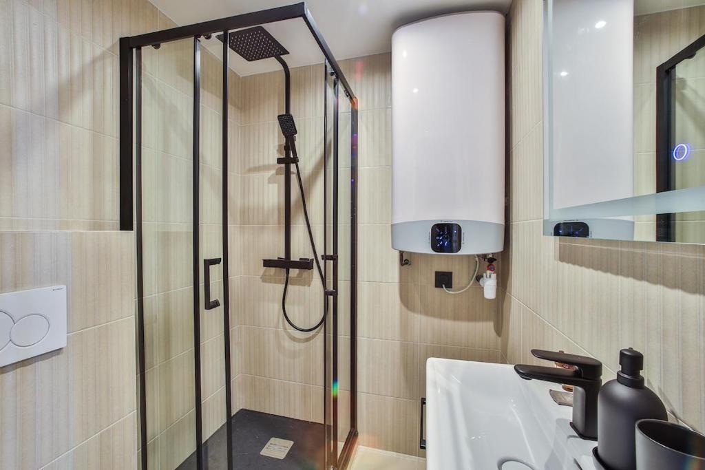 Heart of Marais a Large 1-Bedroom Apartment - 4