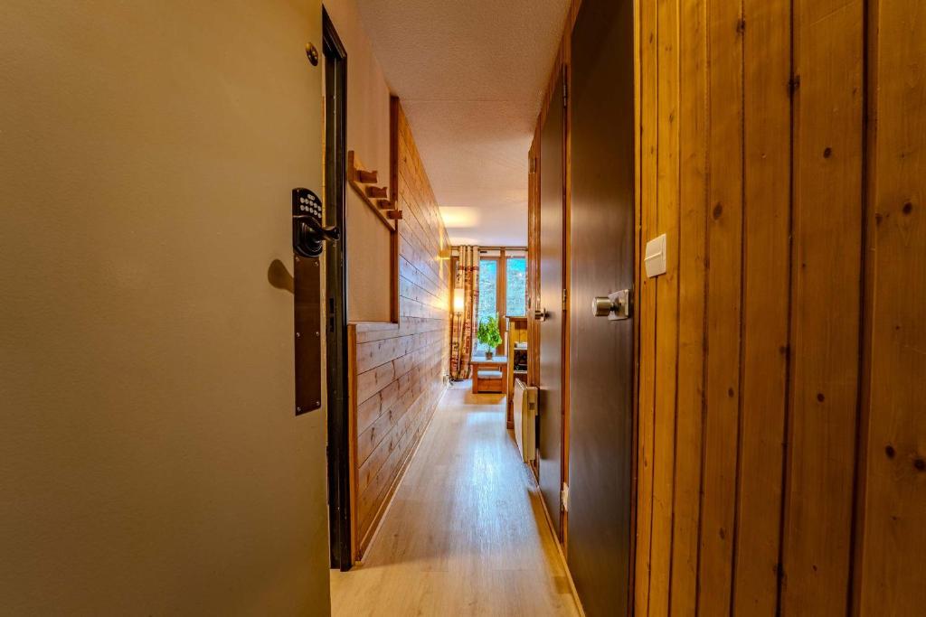 Direct Access Ski w Living Space - 3