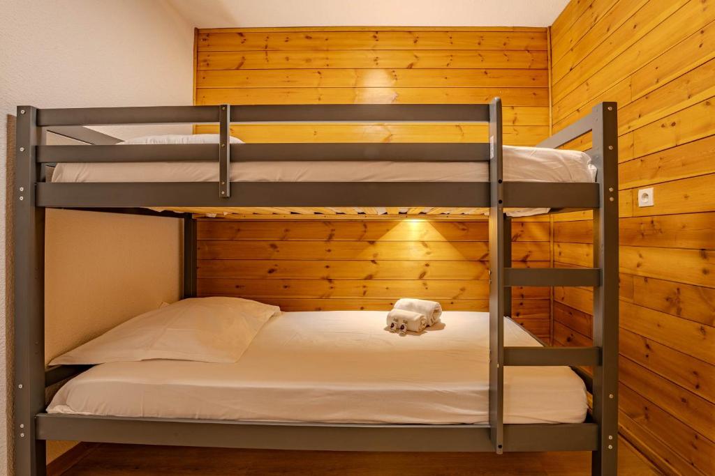 Direct Access Ski w Living Space - 2