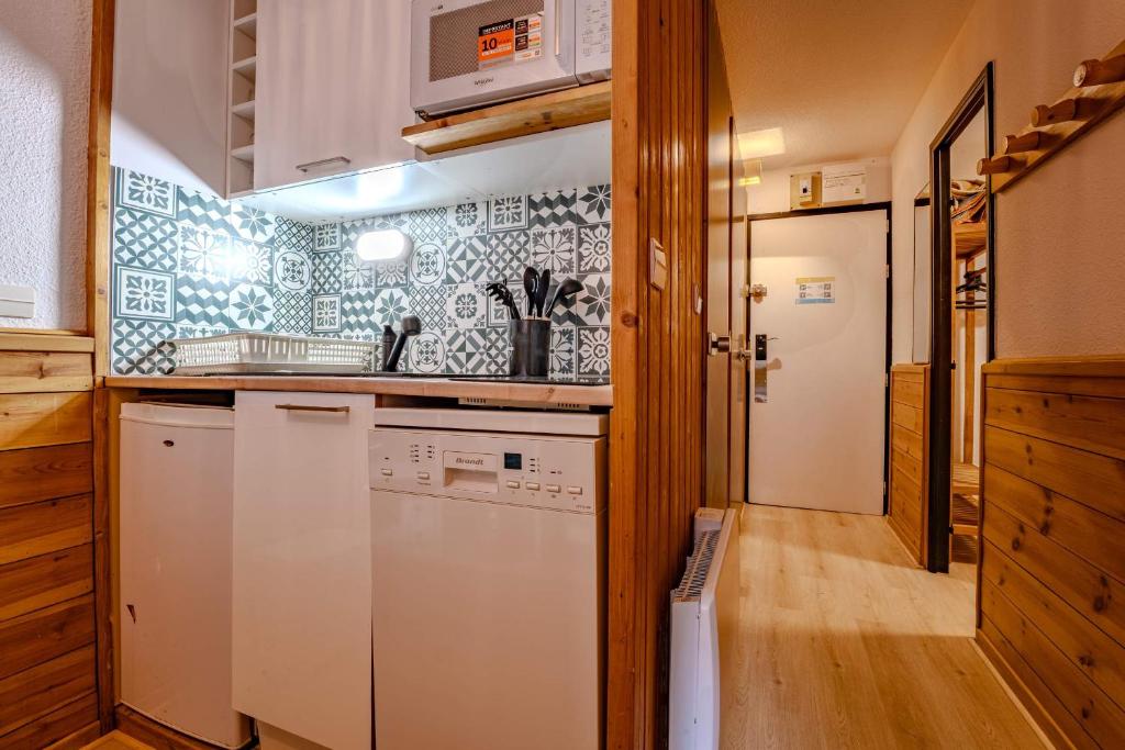 Direct Access Ski w Living Space - 4