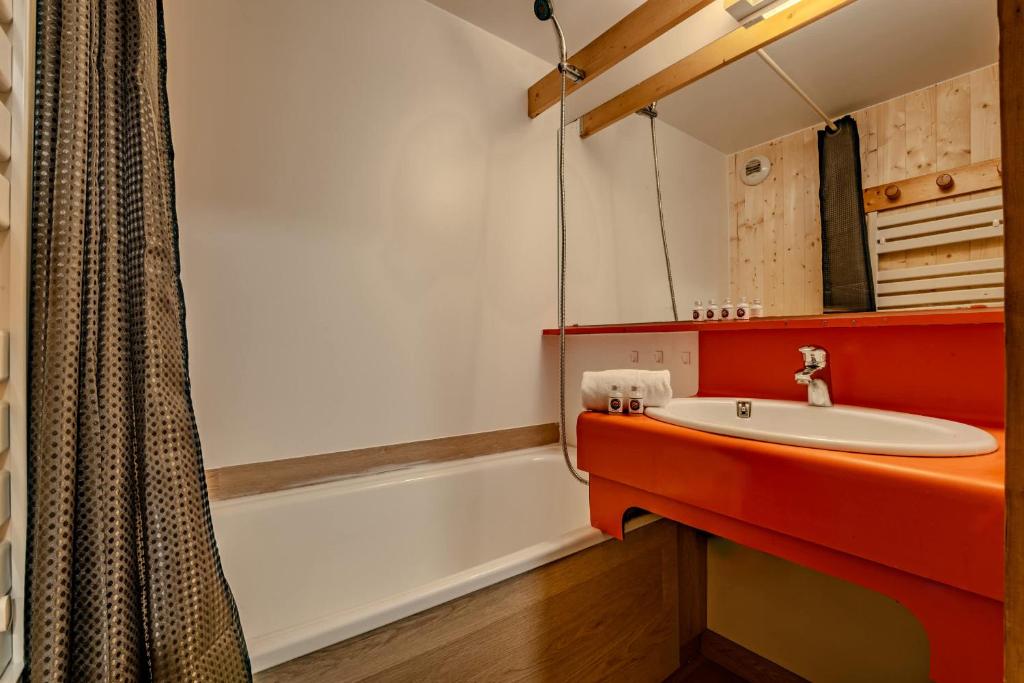 Direct Access Ski w Living Space - 5