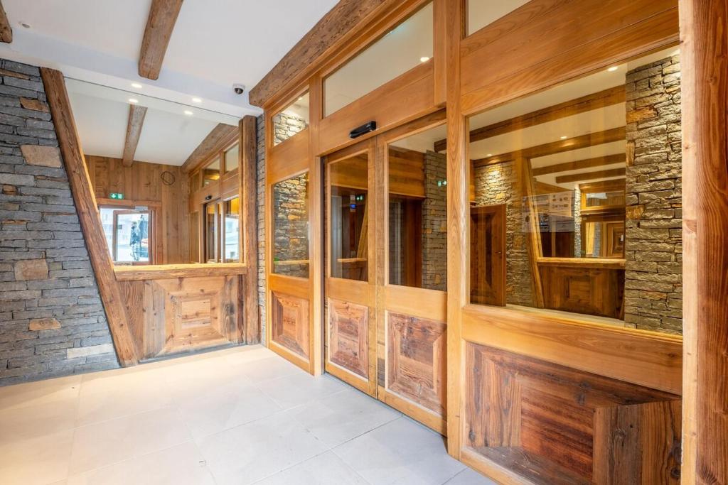 Serene Ski-In Out Mountain Escape - 5