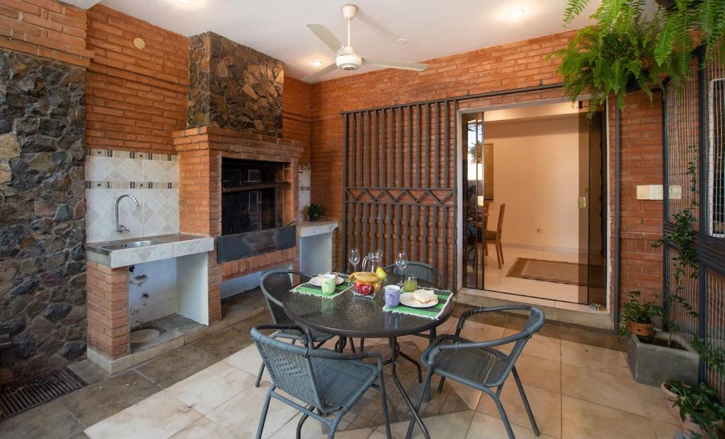Modern 2BR Apt Pool BBQ & Free Parking - 3