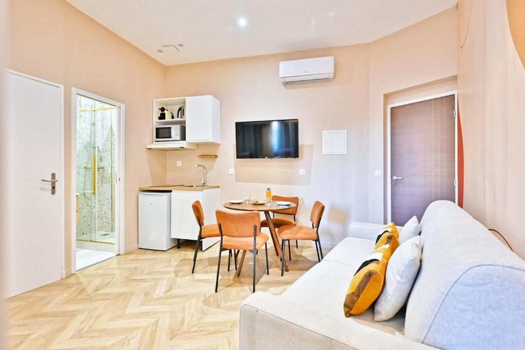Designer & Air-Conditioned Apartment 2BR, Paris 17 - 4