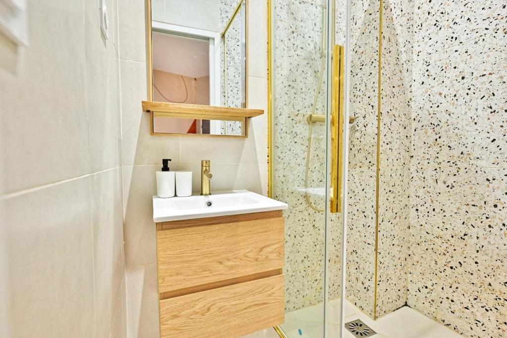 Designer & Air-Conditioned Apartment 2BR, Paris 17 - 3