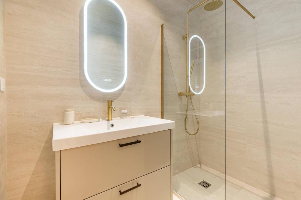 Large 4-room air-conditioned apartment with patio in Paris - 2