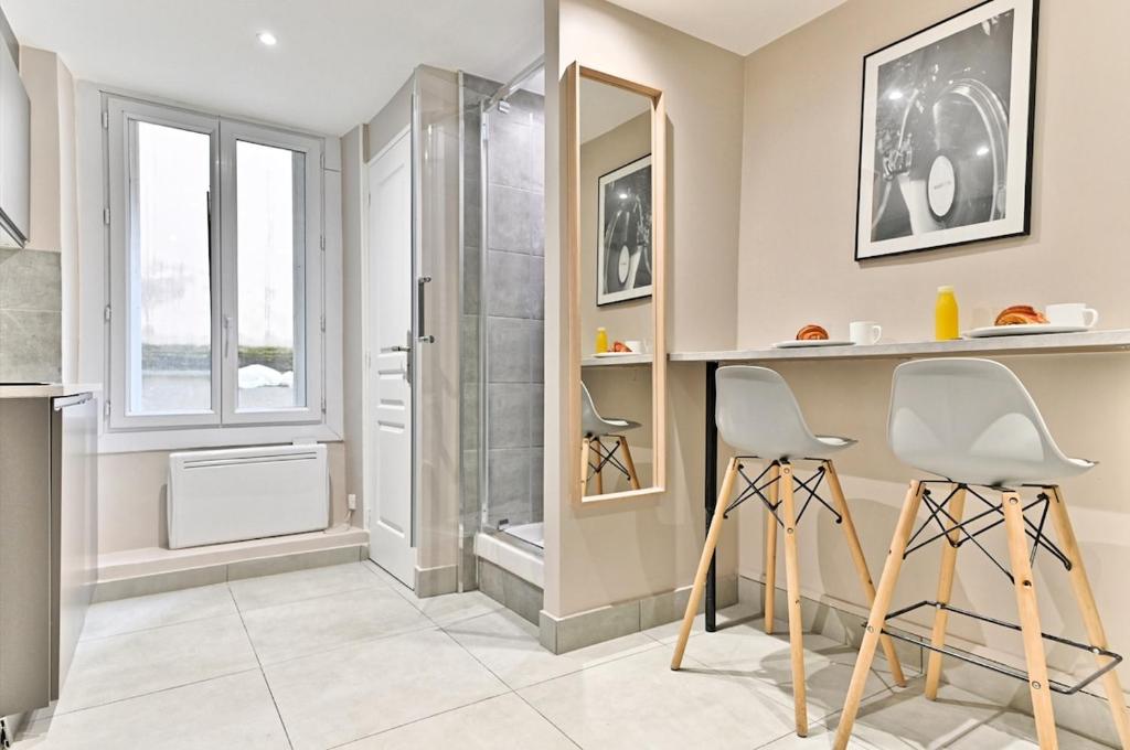 Compact Studio in Central Paris Practical & Convenient - 2