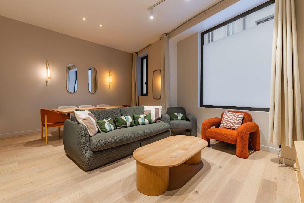 Elegant 3-room air-conditioned apartment in the heart of Paris 10 - 1