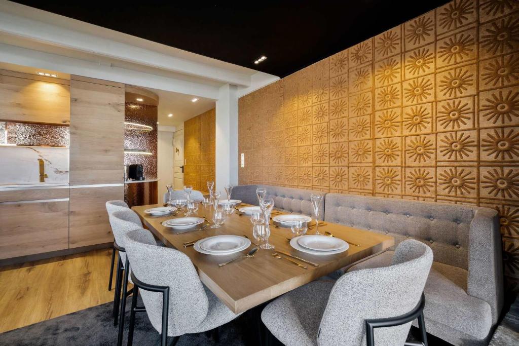 Luxurious Apartment with Ski-In and Out Access in Centre - 3