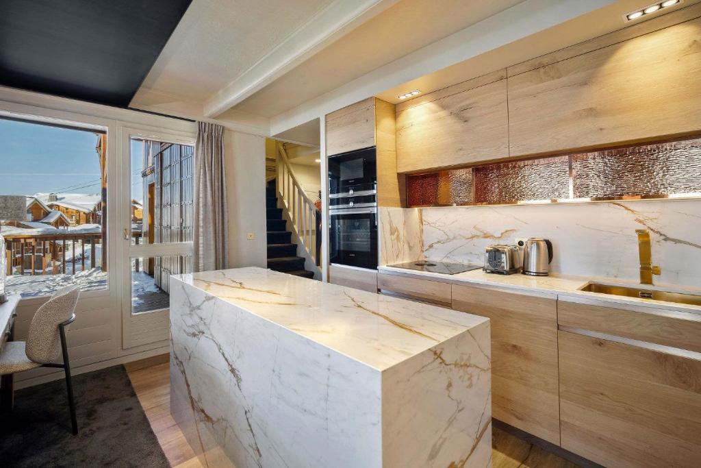 Luxurious Apartment with Ski-In and Out Access in Centre - 4