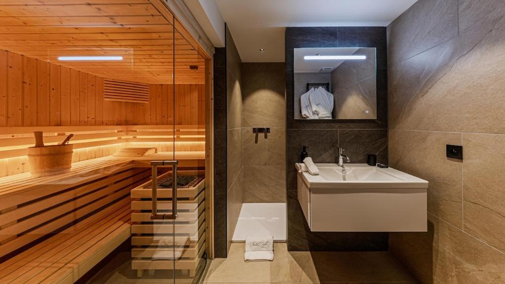 Luxury chalet - fireplace heated pool & sauna - 3