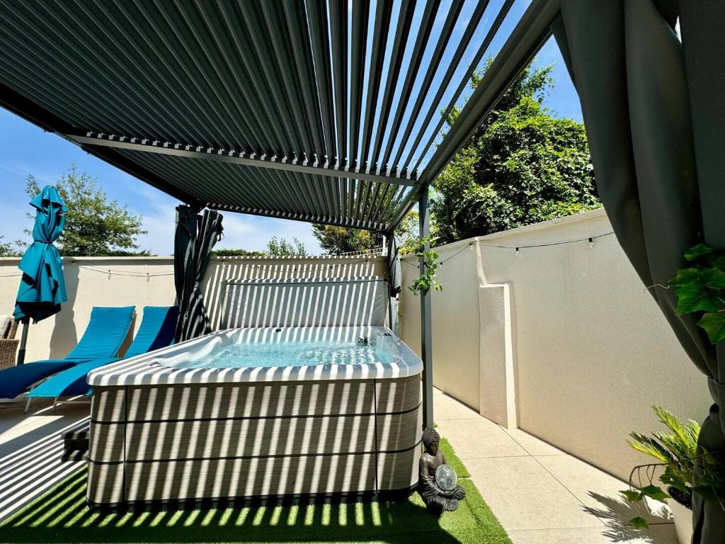Bella Vita Outdoor Jacuzzi - 2