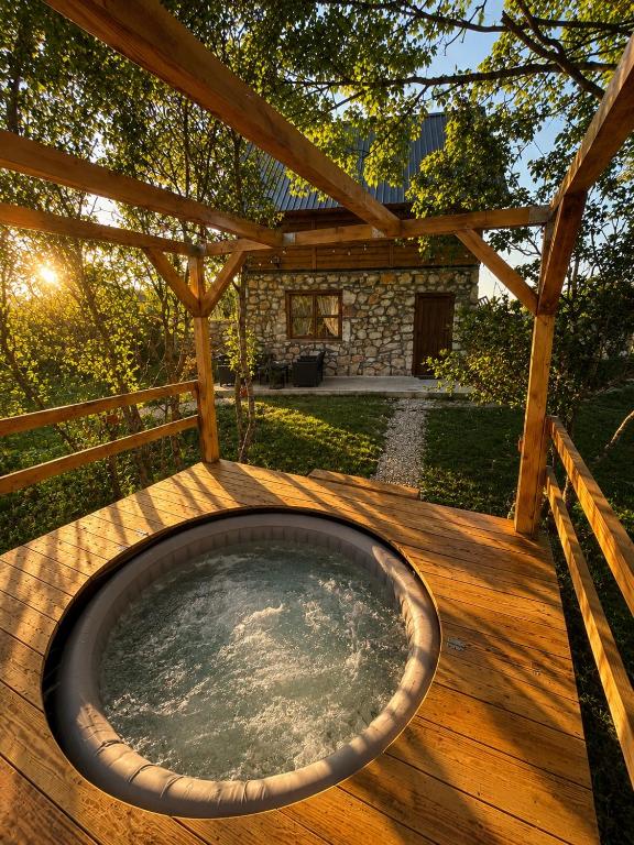 Arhetip, Djedova Villa - 1