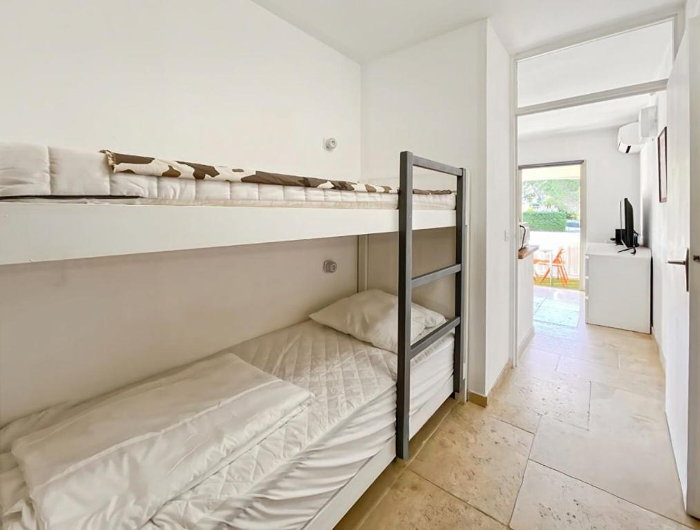 Studio with pool and beach access in Sanary-sur-Mer - 3