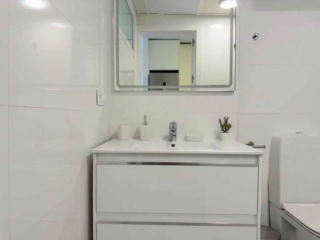 VER61 - Design Studio with Sea Views and Pool - 6th Floor, AC, Lift - 2