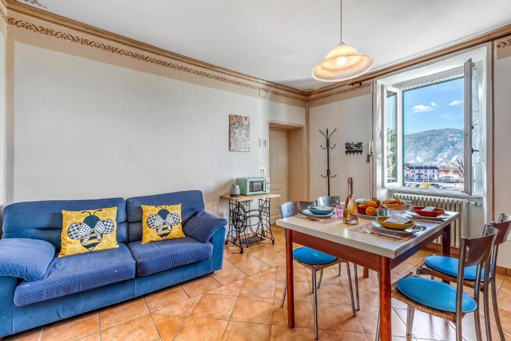 Bee Apartment: Luino Lakeside with Outdoor Dining - Happy Rentals - 1