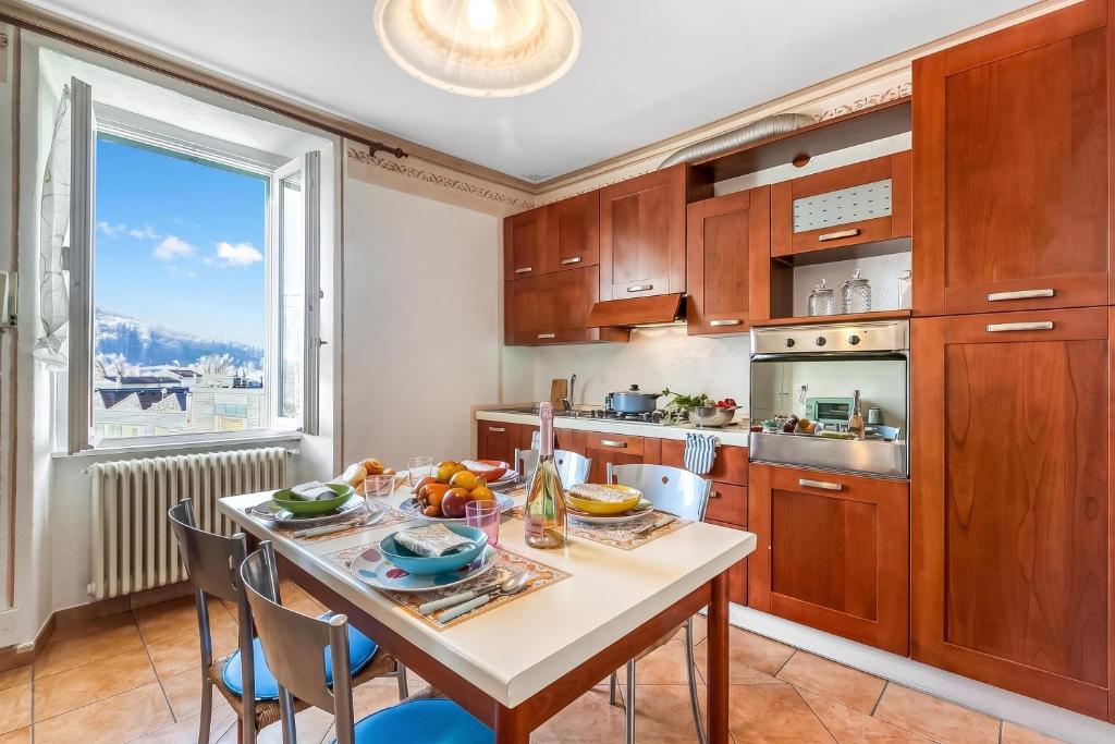 Bee Apartment: Luino Lakeside with Outdoor Dining - Happy Rentals - 3