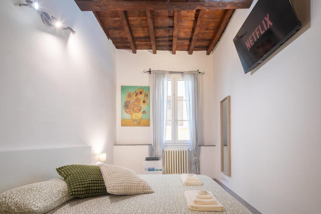 Apt in Storic Center with 10Min Walk to Duomo & Uffizi with 3BDR - 3