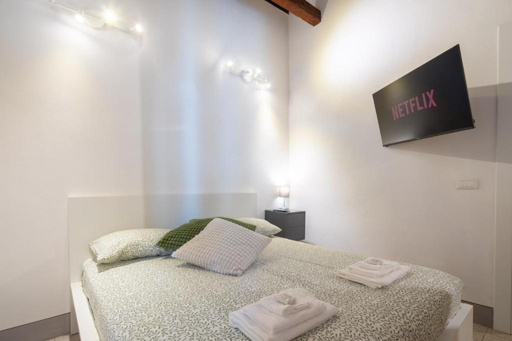 Apt in Storic Center with 10Min Walk to Duomo & Uffizi with 3BDR - 4