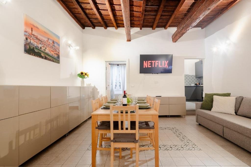 Apt in Storic Center with 10Min Walk to Duomo & Uffizi with 3BDR - 1