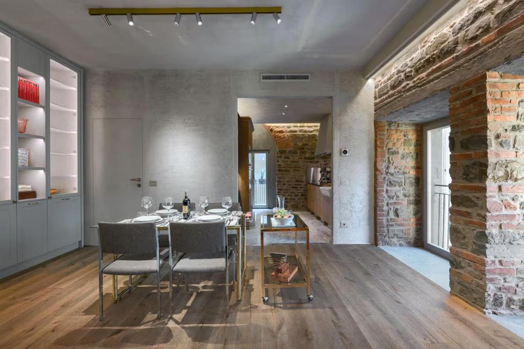 2BR Luxury Tower-House Prime Location Cosy - 1
