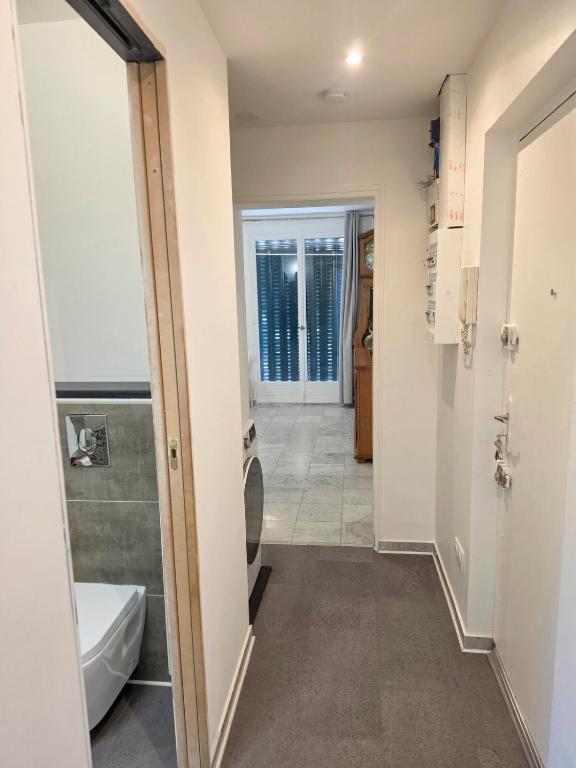 Renovated 3-room apartment with parking - 4