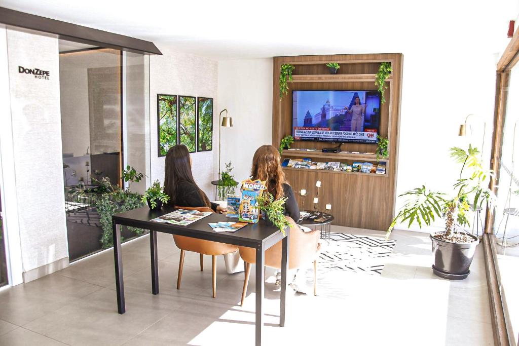 Shared lounge/TV area