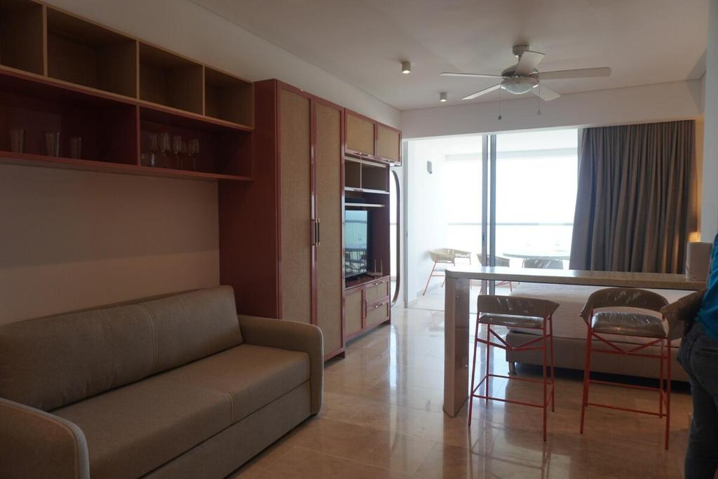 Apartamento con vista al mar piscinas jacuzzi y baño turco en Cartagena Beach Resort 13 09 - 3