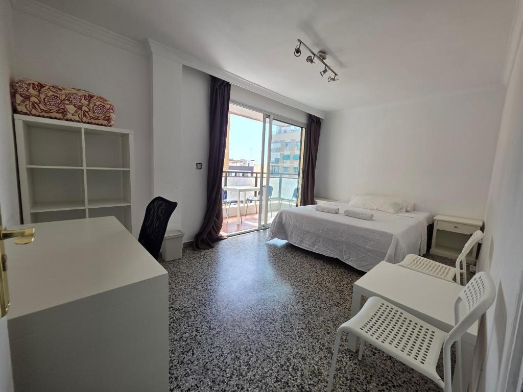 HABITACIÓN PRIVADA SUPER GRANDE CON BALCON GRANDE EN EL CENTRO DE MALAGA LA MEJOR ZONA JUSTO ENFRENTE DELA ESTACION DE TREN a - 2