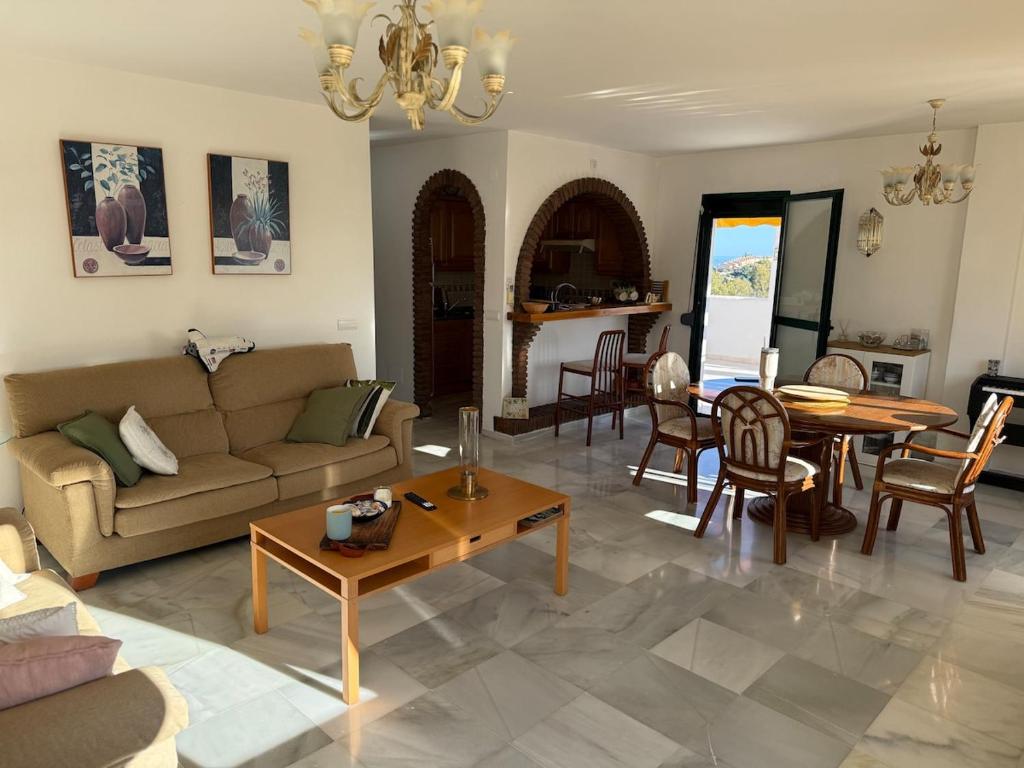 Prestige Penthouse with Stunning Sea Views - 2