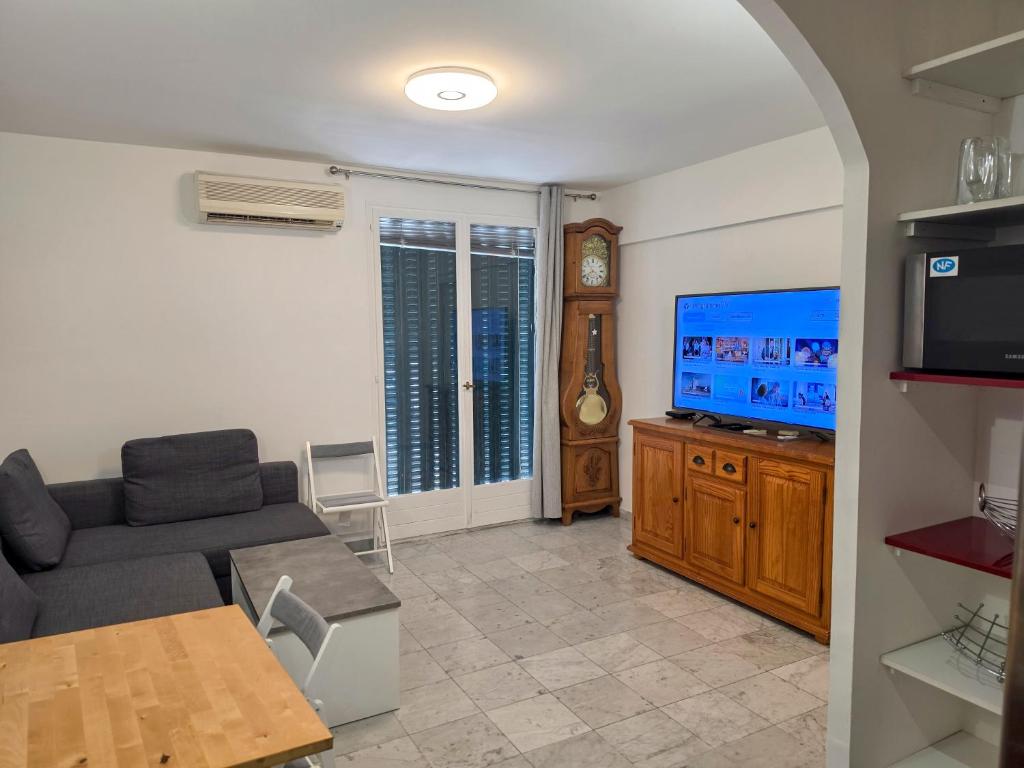 Renovated 3-room apartment with parking - 1