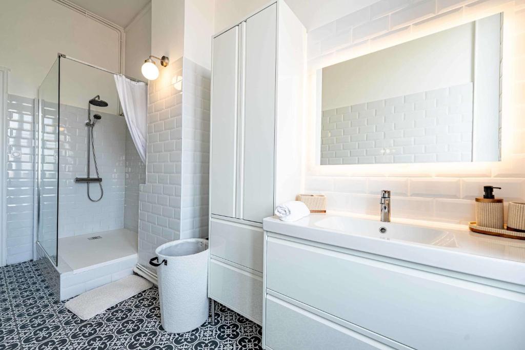 Elegant 130sqm AC Apt Square Gambetta - 3