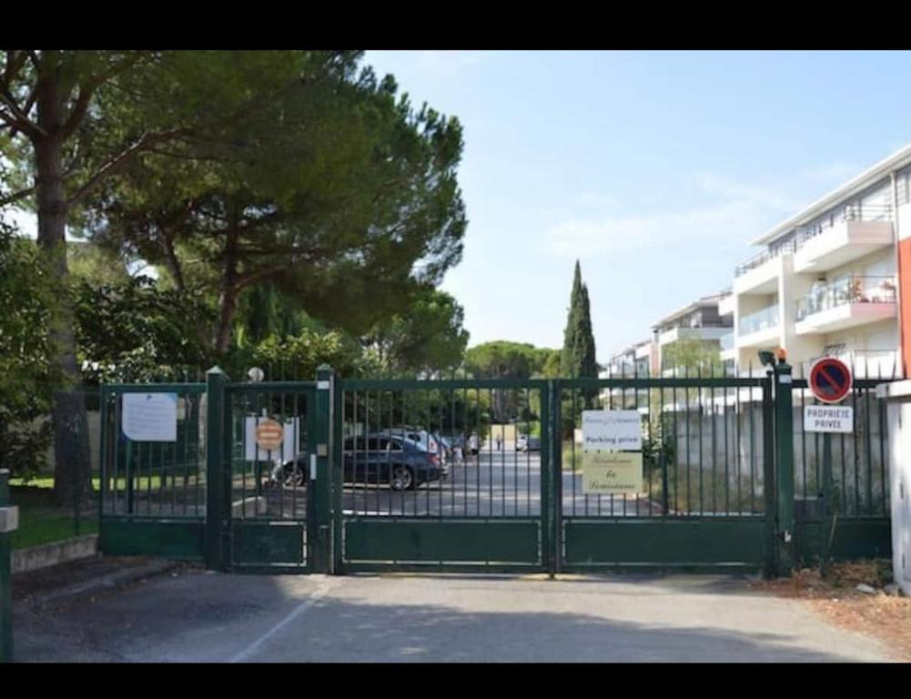 Charmant Studio dans résidence de vacances avec Piscine , Parking privé, Climatisé, 4 couchages, Mandelieu la Napoule près de Cannes ! - 4
