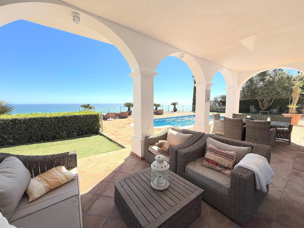 Private pool, sea views, near beach - 4